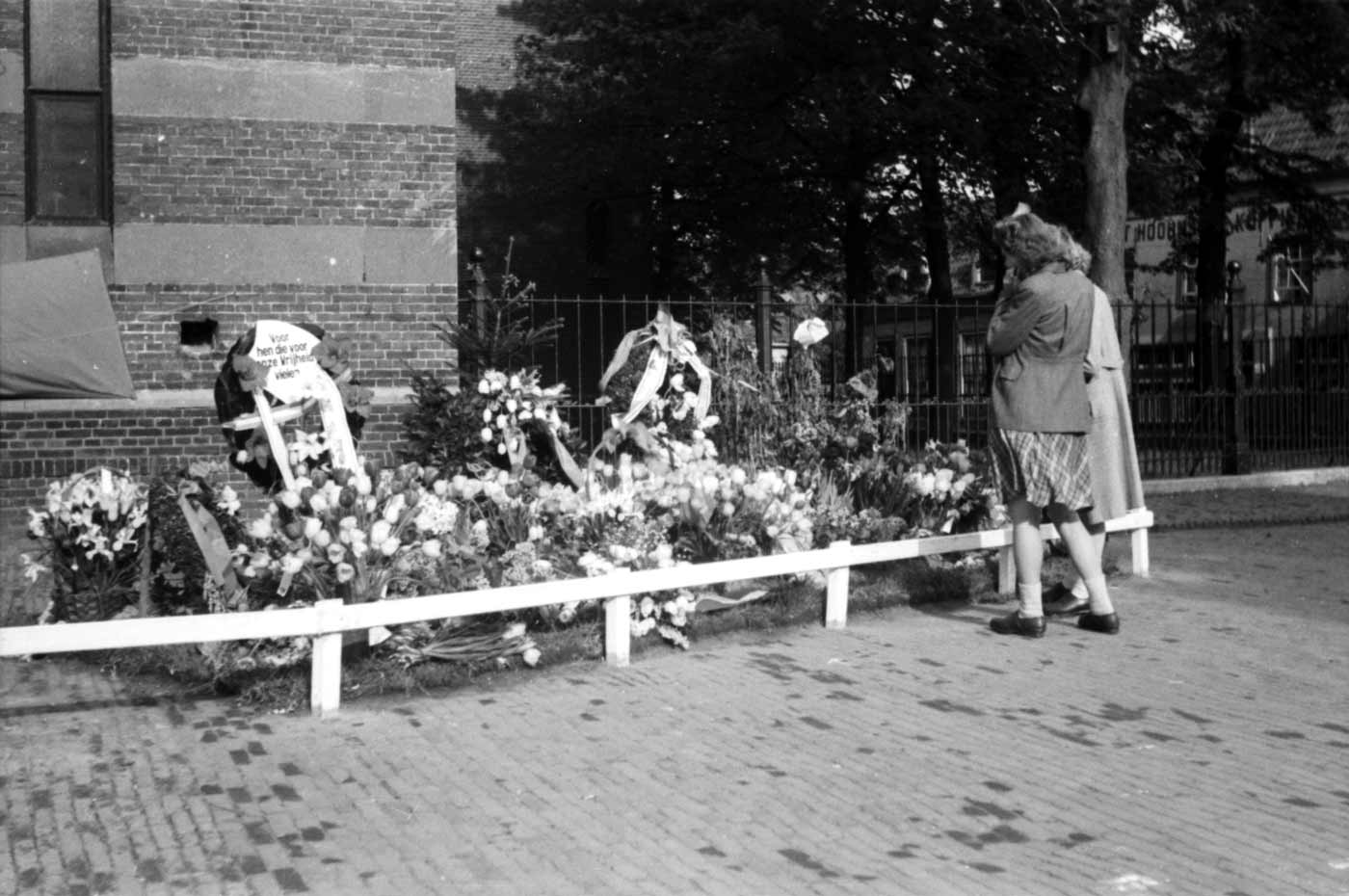 Direct na de bevrijding werd de plaats van de executie overspoeld met bloemen (foto: Westfries Archief-J.D. Osinga).