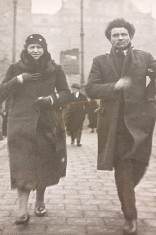 Trien en Bart voor het Centraal Station in Amsterdam ca. 1932 (privécollectie).