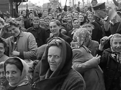 Trien - voorgrond met donkere sjaal - op de kade in Malmö, april 1945 (trailer tv-documentaire Every Face Has a Name). (Foto’s aangeleverd door Bart Lankester e.a.)