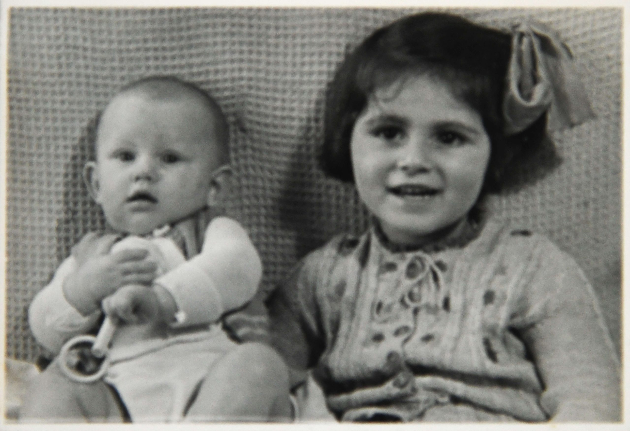 Flory met Erna in mei 1945 (foto Jan Osinga)