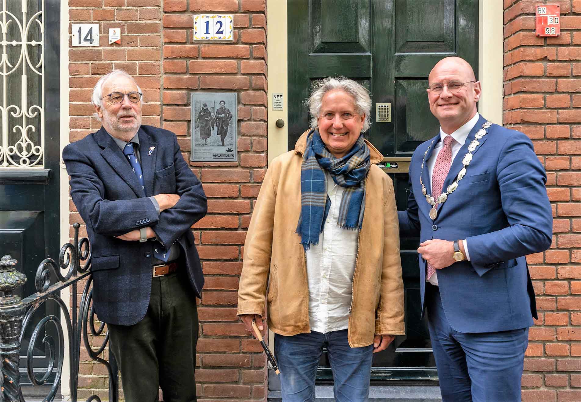 Onthulling plaquette, links Eddy Boom, rechts Bart Lankester en burgemeester Jan Nieuwenburg (foto Benno Ellerbroek)