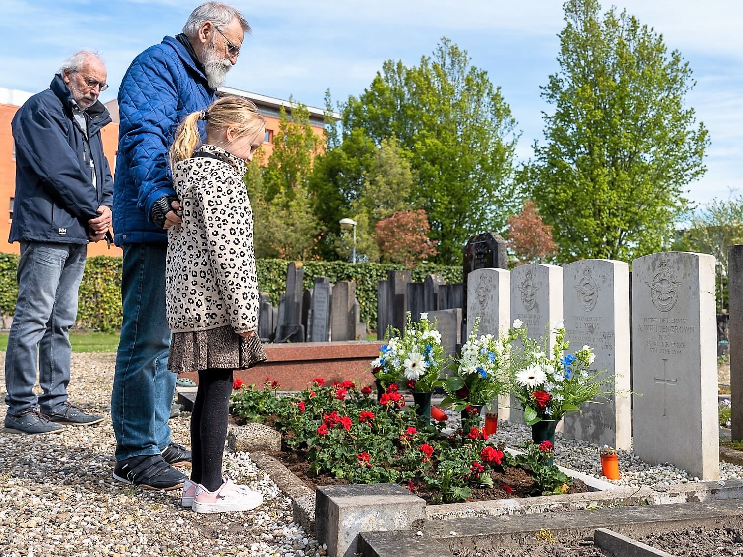 Bloemen bij oorlogsgraven door vicevoorzitter Phil van Dijk en kleindochter Maybritt van Dijk
