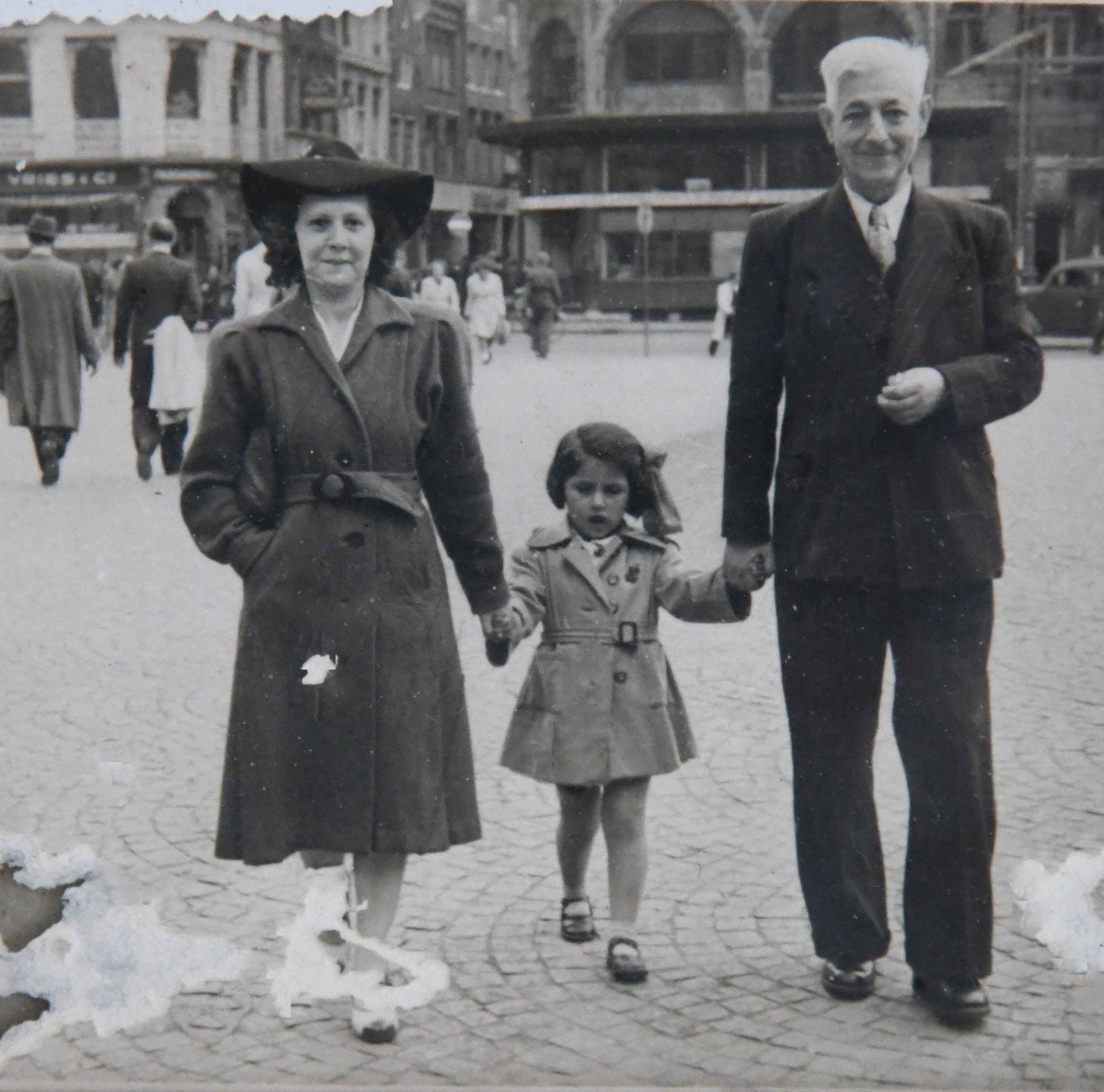 Flory kort na de hereniging met haar ouders op De Dam (circa 1946)