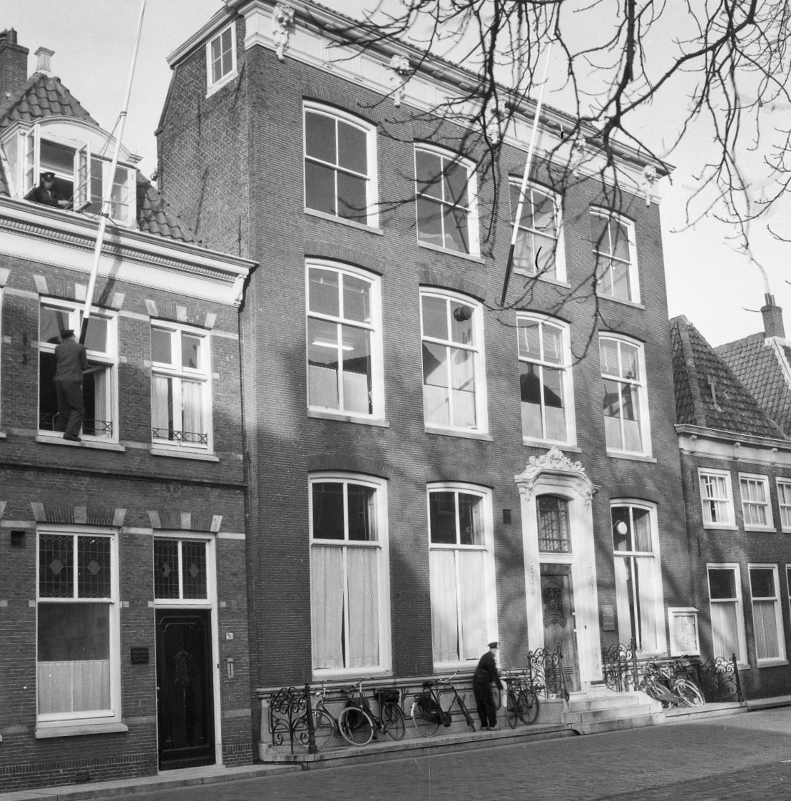 Op de begane grond van Grote Oost 53 was tijdens de oorlogsjaren de Marechaussee gevestigd (foto: Rijksdienst voor Cultureel Erfgoed). 