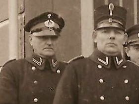 Links adjudant Izaak Adriaanse tijdens de oorlog