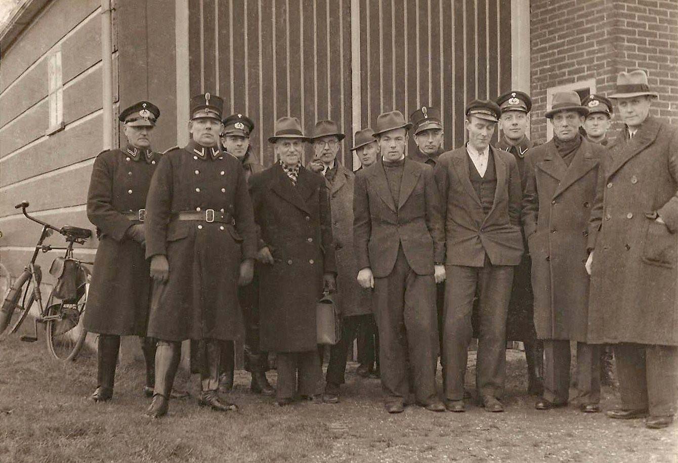 Izaak Adriaans (uiterst links) met leden van een van de West-Friese knokploegen 