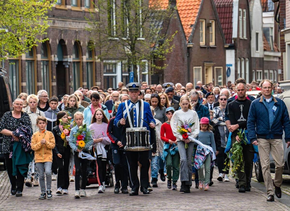 Stoet van Achterom naar Gelderse Steeg met trommelaar Coos de Weerd