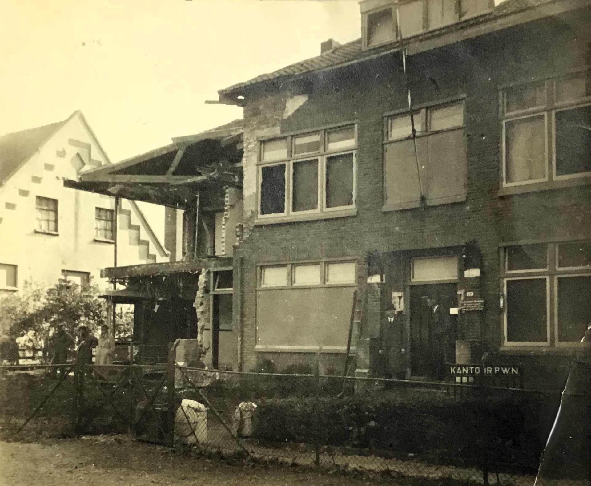 De dienstwoning van de inspecteur bij het Provinciaal Elektriciteitsbedrijf van Noord-Holland (PEN) stond naast het gecombineerde kantoor van het PEN en PWN (Waterleiding). Het adres van de dienstwoning was toen Geldelozeweg 19 in Hoorn. Naast het kantoor stond een grote watertoren. In de oorlog is op 4 oktober 1944 op het kantoor een bom gevallen, net niet op het woonhuis dat daar rechts (niet zichtbaar) naast lag (foto: familie Pommerel).