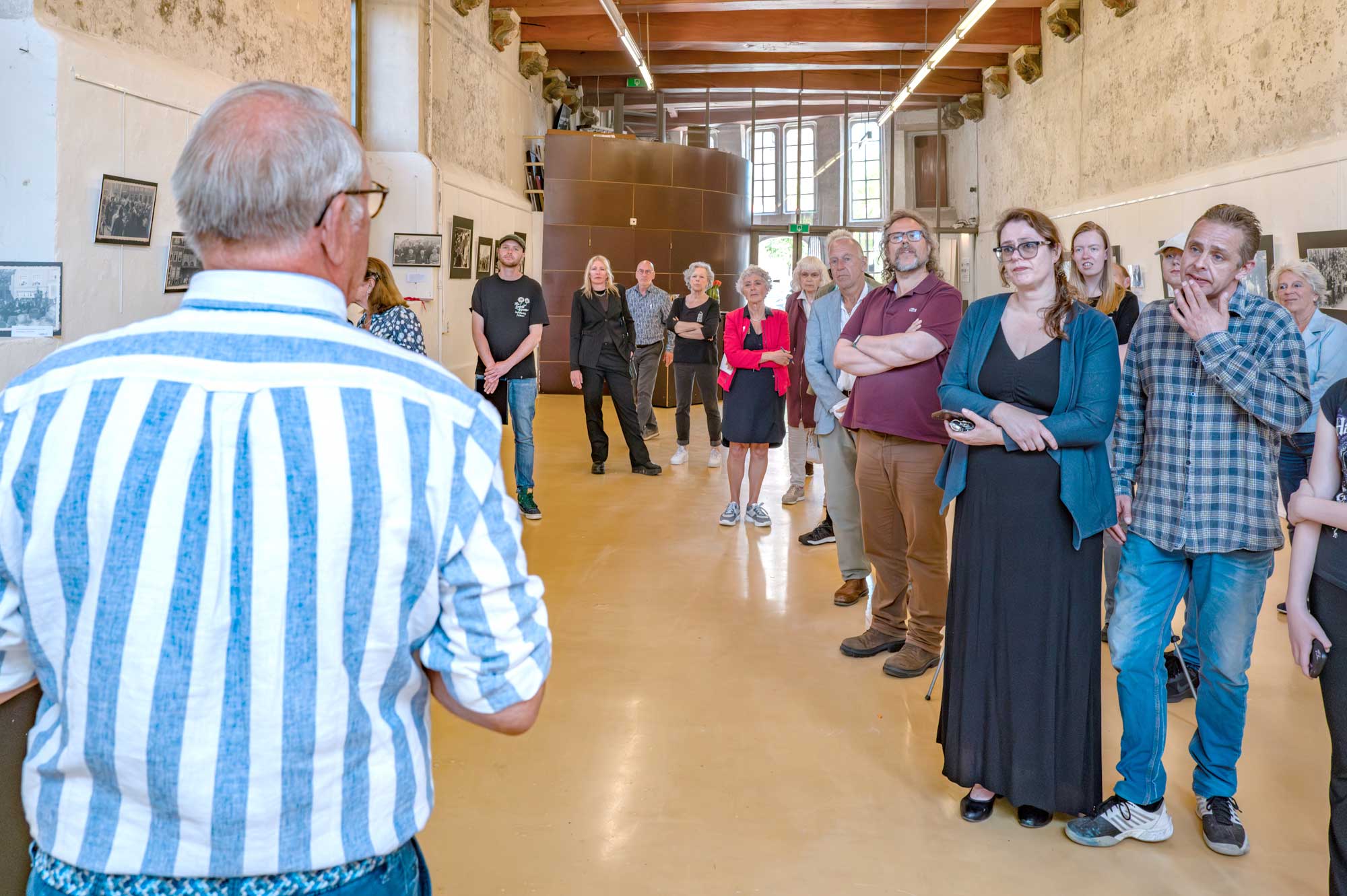 Jan Osinga vertelt hoe zijn vader tijdens de oorlog te werk ging. Tweede van links: stadsdichter Levi Noë (foto Benno Ellerbroek). Jan Osinga vertelt hoe zijn vader tijdens de oorlog te werk ging. Tweede van links: stadsdichter Levi Noë (foto Benno Ellerbroek).
