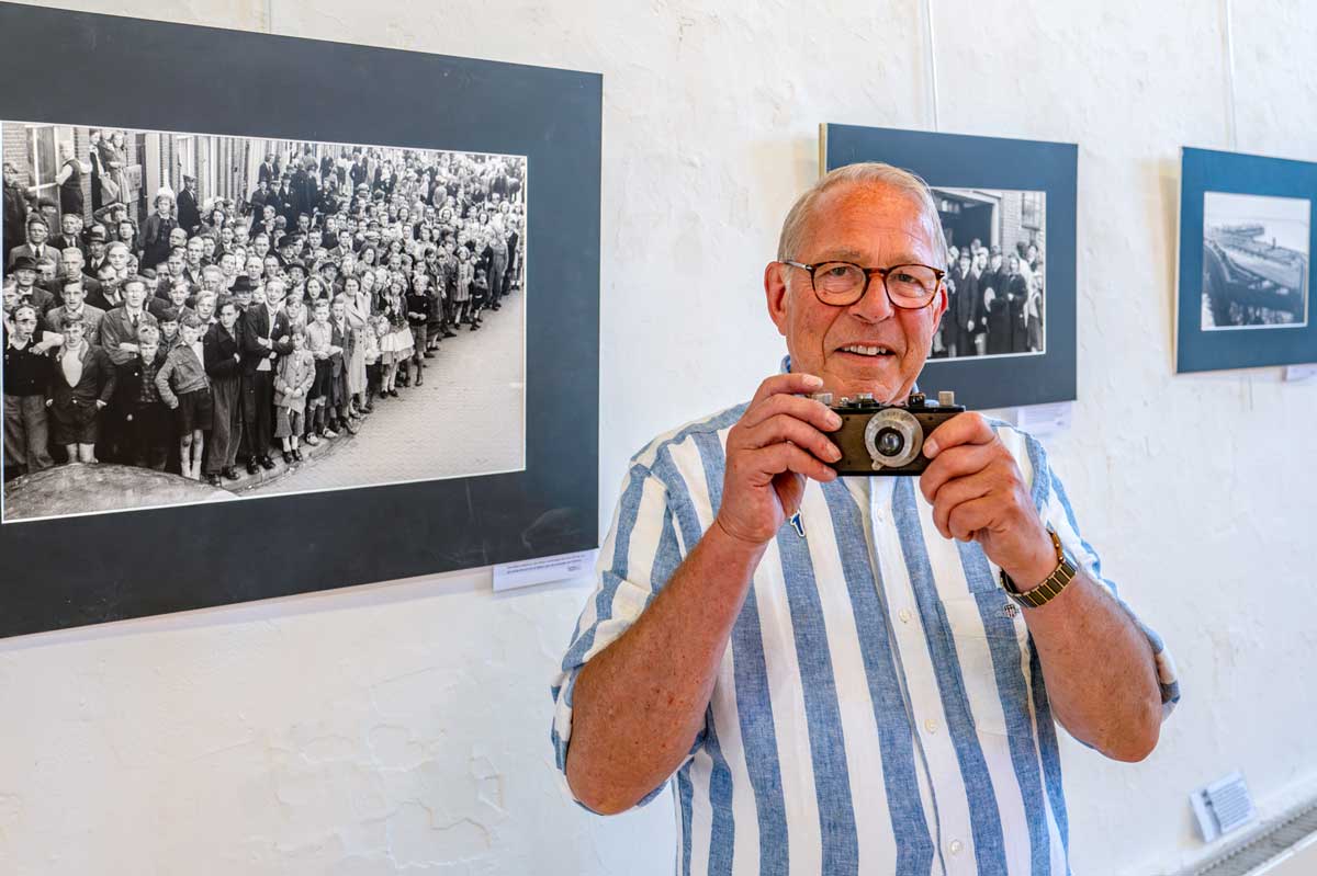 Jan Osinga, zoon van oorlogsfotograaf Jan Dirk Osinga, laat in De Boterhal de Leica camera zien waarmee zijn vader Jan Dirk Osinga tijden de oorlog honderden foto’s maakte (foto Benno Ellerbroek).