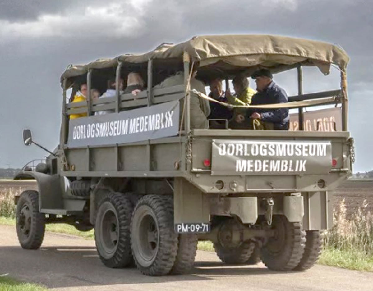 Rondrit in originele WO2-legertruck
