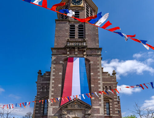 Reusachtig vlagbanier siert toren Grote Kerk