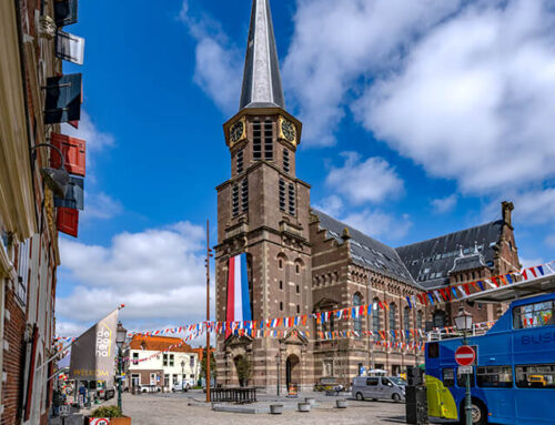 Reusachtig vlagbanier siert toren Grote Kerk