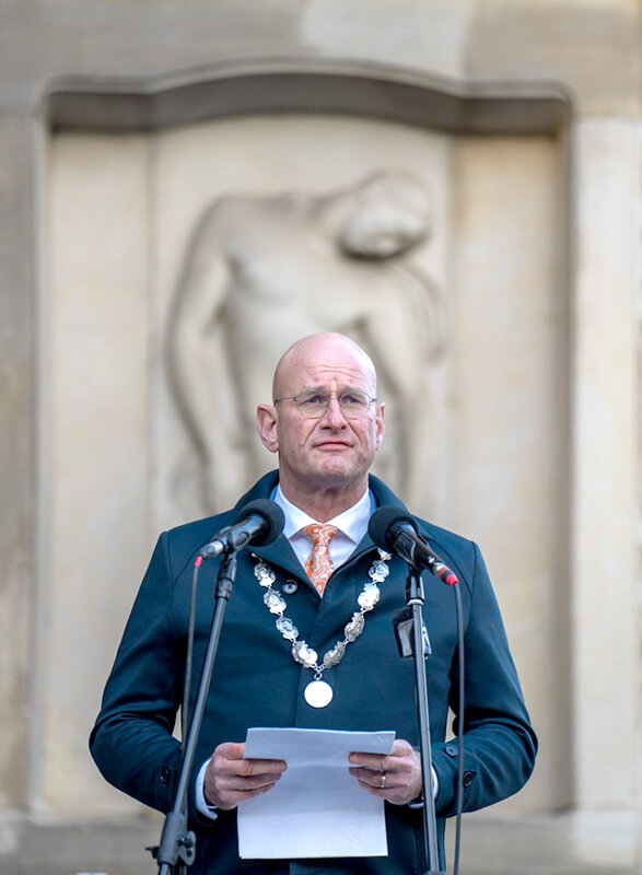 Burgemeester Jan Nieuwenburg voor het monument bij de Grote Kerk (foto: Benno Ellerbroek) Burgemeester Jan Nieuwenburg voor het monument bij de Grote Kerk (foto: Benno Ellerbroek)
