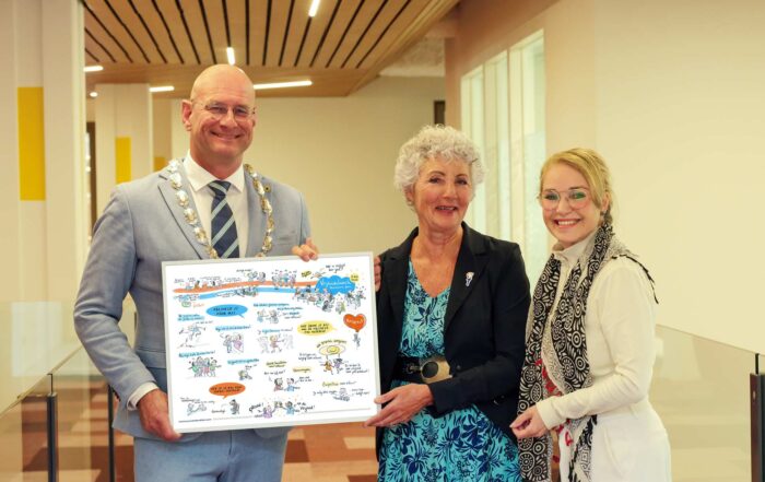 Van links naar rechts burgemeester Jan Nieuwenburg, Christa van Hees namens Comité 40-45 en Hélène de Bruijn namens de gezamenlijke Rotaryclubs in Hoorn (foto: Hélène de Bruijn Fotografie).