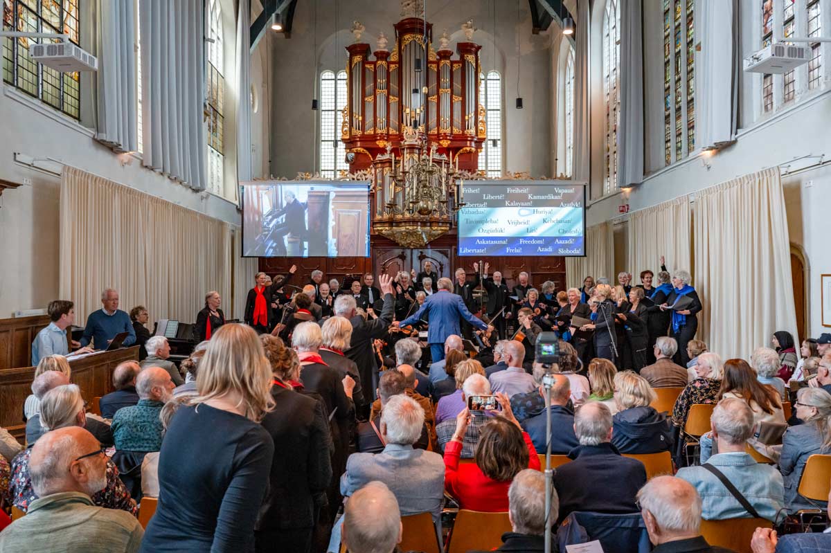 Staande ovatie voor musici vrijheidsconcert Staande ovatie voor musici vrijheidsconcert