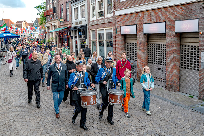 In de stille tocht liepen honderden belangstellenden mee. Rechts vooraan Lea van Raaphorst die tijdens de Dodenherdenking een gedicht voorlas (foto Benno Ellerbroek). In de stille tocht liepen honderden belangstellenden mee. Rechts vooraan Lea van Raaphorst die tijdens de Dodenherdenking een gedicht voorlas (foto Benno Ellerbroek).