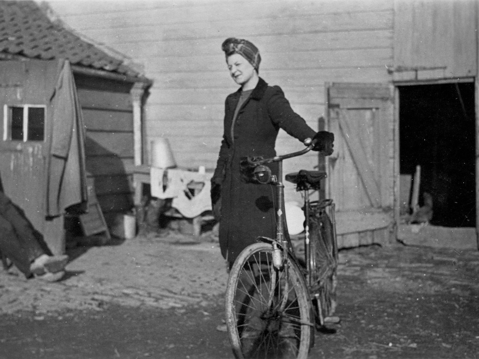 Koerierster Henny Schat bij de knokploeg (foto: privécollectie, bewerking Jauwk Ras)