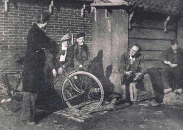 Henny Schat (met fiets). Foto: familie Trigallez