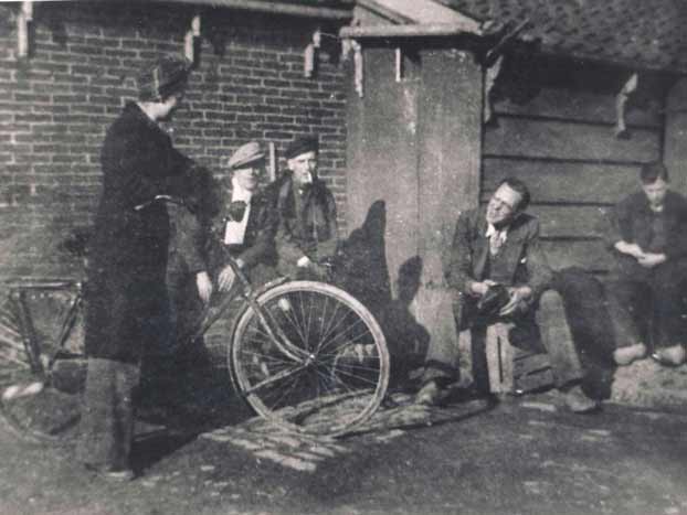 Henny Schat (met fiets). Foto: familie Trigallez