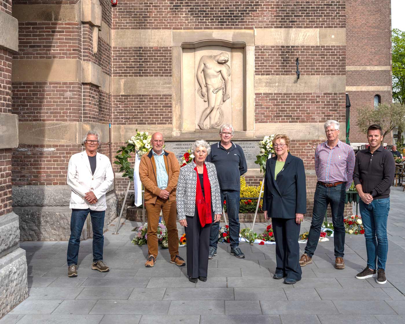Op de foto van links naar rechts: Gerard Braas (voorzitter), Phil van Dijk (bestuurslid), Stefan Donga (penningmeester), Alien Alberts (vicevoorzitter), Christa van Hees (80 jaar vrijheid), Kees Hoogendijk (secretaris), burgemeester Jan Nieuwenburg en bestuurslid Sandra Boes (Open Joodse Huizen). Op de foto ontbreken de bestuursleden Louise Snel en Geeske Stam (foto: Benno Ellerbroek).