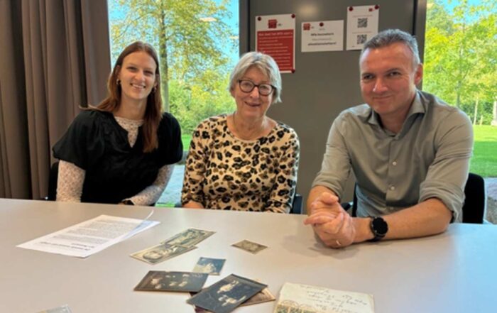 Marijke Regter-Peetoom (midden) met Anna Laan (l) en Ben Bodewes(r) van het Westfries Archief.