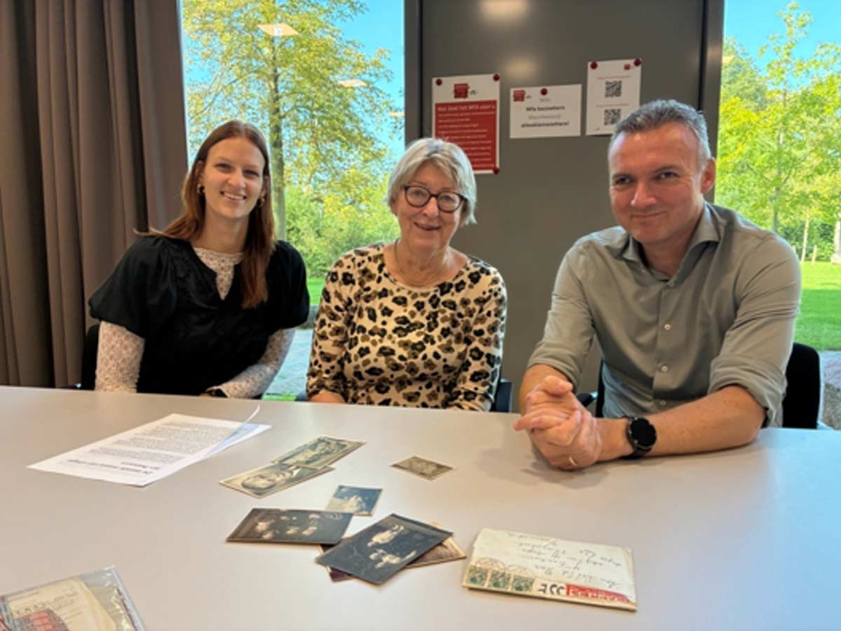 Marijke Regter-Peetoom (midden) met Anna Laan (l) en Ben Bodewes(r) van het Westfries Archief.